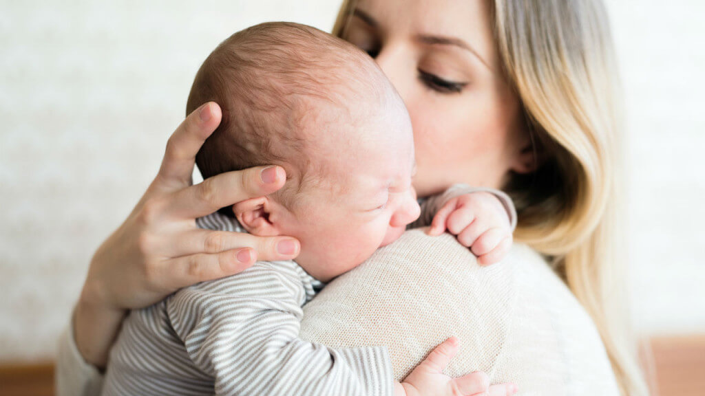 Chăm sóc trẻ sơ sinh - Cần dỗ ngay khi bé khóc