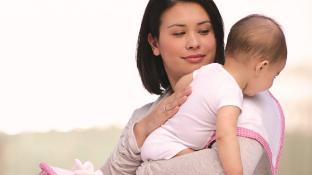 Chăm sóc trẻ sơ sinh - Giúp bé ợ hơi
