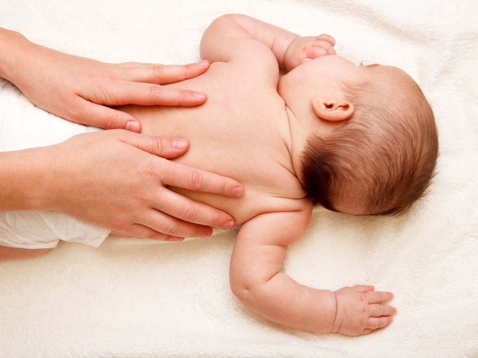 Cách trị nghẹt mũi cho trẻ sơ sinh bằng các động tác massage