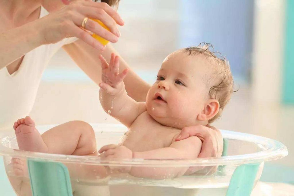 Cách trị nghẹt mũi cho trẻ sơ sinh bằng nước ấm