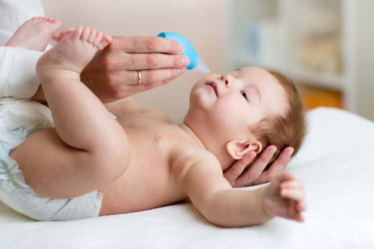Cách trị nghẹt mũi cho trẻ sơ sinh bằng nước muối