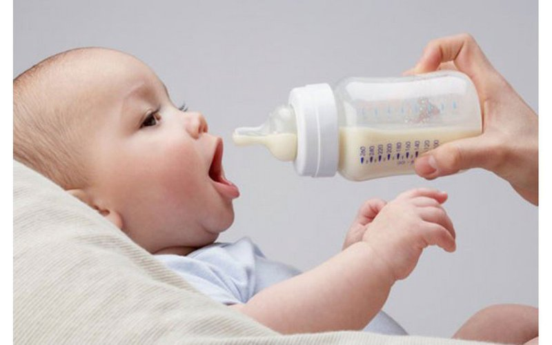 Khi nào trẻ nên cai sữa mẹ